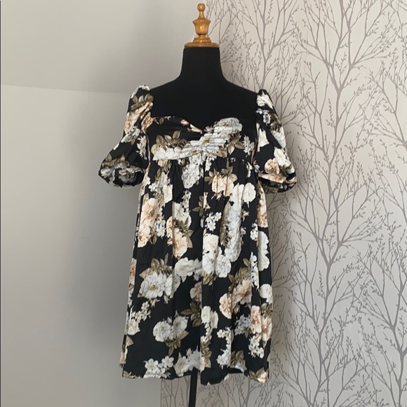 Boohoo Dresses & Skirts - Boohoo Puff Sleeve Babydoll Swing Dress - SIZE 6